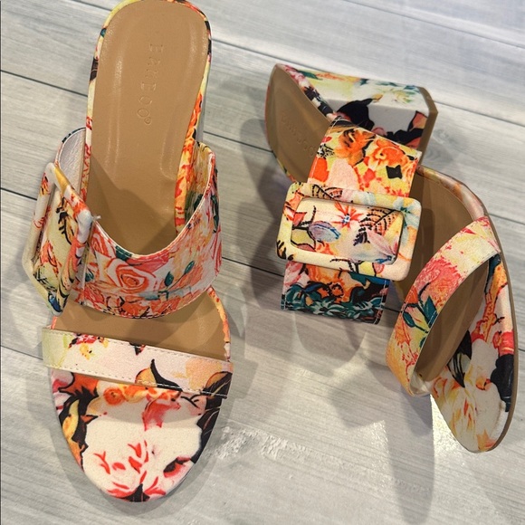 BAMBOO Shoes - BAMBOO Sz 8.5 Floral Block Heels Vibrant Floral Design • NEW!